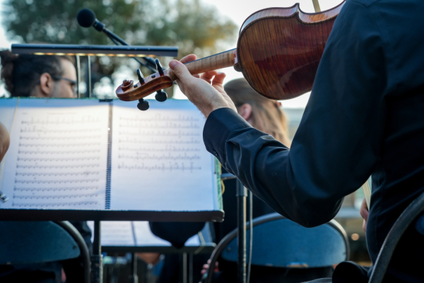 artistes et public interprètent "La Marseillaise" de Rouget De Lisle