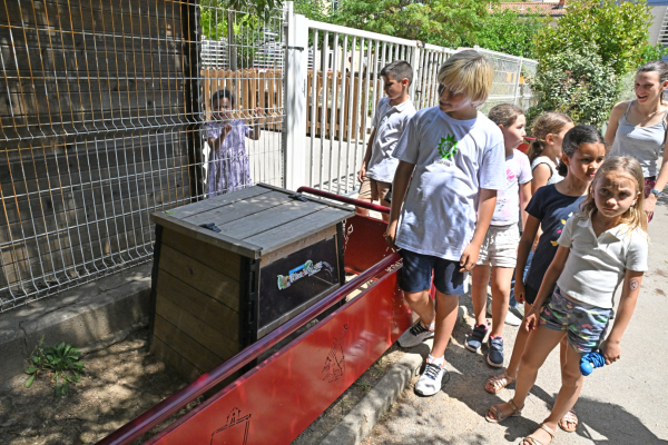 Les enfants sont associés au compost pédagogique