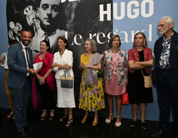 Les enfants de Jean Hugo accueillis par Michaël Delafosse au musée Fabre lors du vernissage de l'exposition