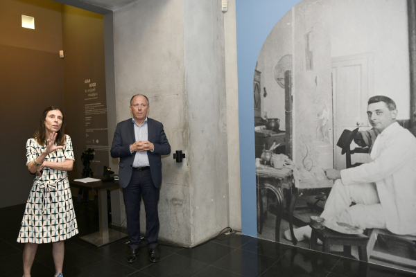 Florence Hudowicz et Michel Hilaire à l'entrée de l'exposition Jean Hugo