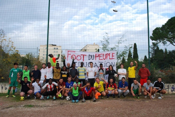 Equipe du Football du Peuple sur le stade du Père Prévost