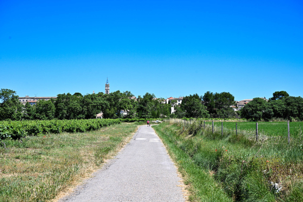 route avec village en fond