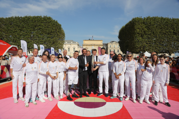 Michael Delafosse, maire de Montpellier, et François-Xabier Lauch, préfet de l'Hérault, entourés des relayeurs de la flamme paralympique 