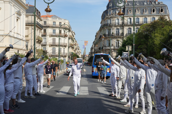 relayeurs torche dans la rue 