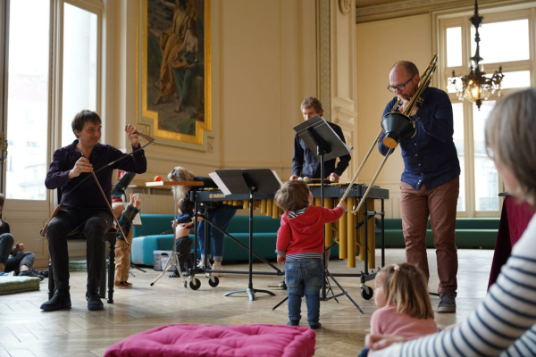 Les musiciens de l'orchestre à la rencontre des tout petits