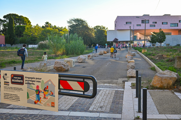 barrières rue piétonne école André Malraux parents et enfants