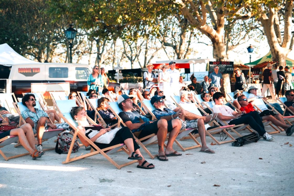 Projections films au Peyrou, le public installé dans des transats