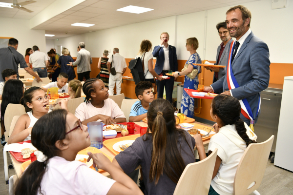 Le maire déjeune avec les élèves dans le nouveau self de l'école Freud