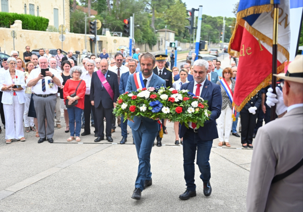 Dépôt de gerbe en hommage aux maquisards, place Bir Hakeim 