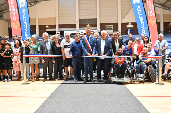 Michaël Delafosse, maire de Montpellier, coupe le ruban lors de l'inauguration