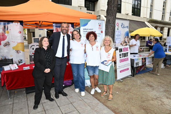 Michaël Delafosse et Elodie Brun-Mandon, conseillère municipale déléguée à la Santé et Prévention, sur le stand de l'association Rire