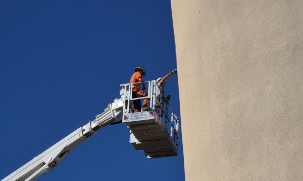 Le street-artiste Oups au travail 