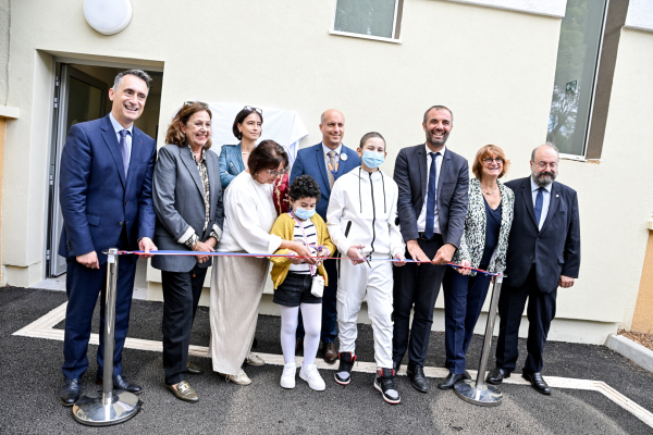 Coupure de ruban lors de l'inauguration