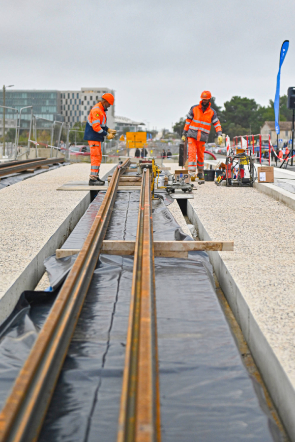 300 soudures seront nécessaires pour raccorder les rails de 18m de long sur les 1,3km de voies de l'extension