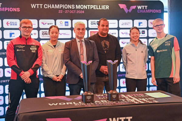 Les stars du ping-pong mondial entourent les élus Hervé Martin (Ville) et Karim Chibli (Région) lors de la présentation des coupes
