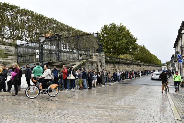 Une longue file d'attente montrant l’engouement pour l’événement.