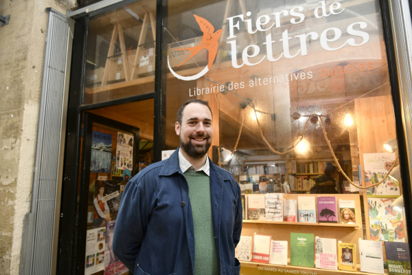 Bruno Paternot devant une librairie qui accepte les graines 