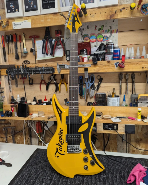 Guitare jaune dans l'atelier