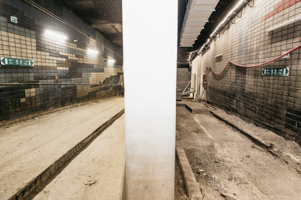 Mur de séparation entre la galerie cyclable et la voie d'accès au parking pour les véhicules motorisés