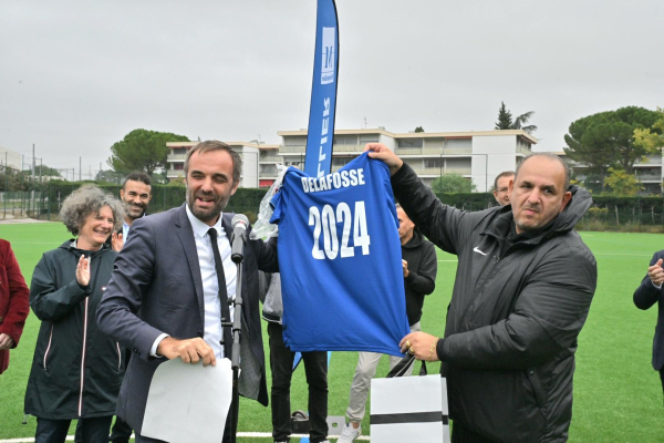 Cédric Milhano, président de l'AS Celleneuve, offre un maillot du club au maire 