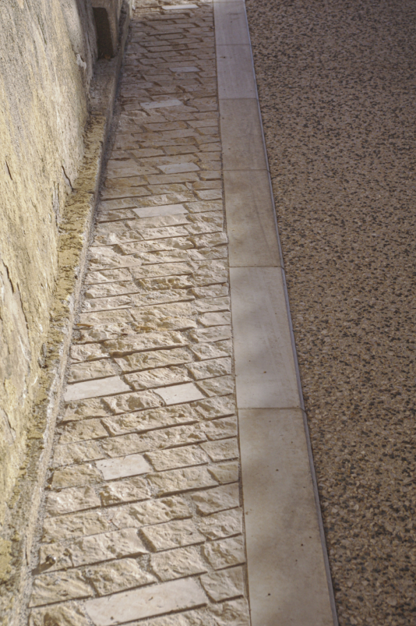 trottoir en pierre rénové 