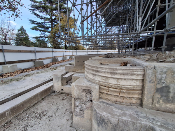 La fontaine en cours de restauration, décembre 2024