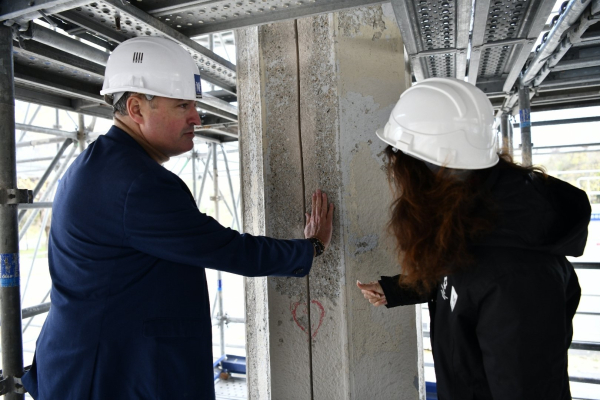 Boris Bellanger inspectant les structures du Kiosque