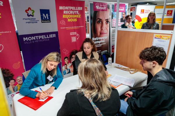 stand personnes discussion