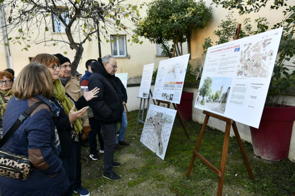 Panneaux d'information, carte, habitants 