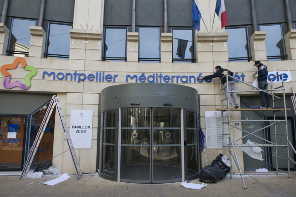 hôtel de Métropole pose des logos en 2015 