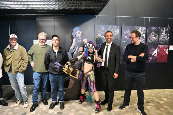 Michaël Delafosse et l'équipe de Fortiche autour d'Eden, cosplay de Jinx (https://www.instagram.com/cupid_cos/tagged)