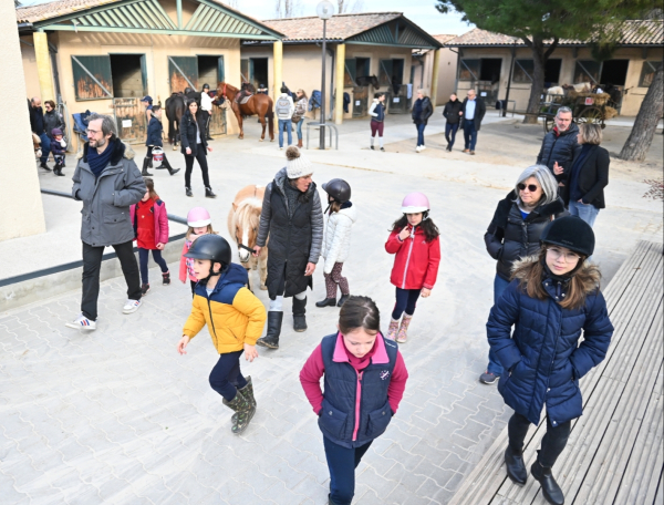 Vue du centre équestre de Grammont, parents et enfants