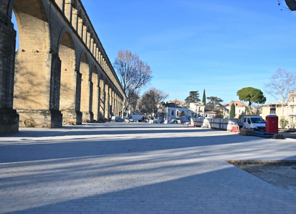 aqueduc pavés en bas des escaliers du Peyrou 