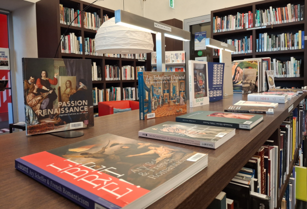 Vue des tables de la bibliothèque