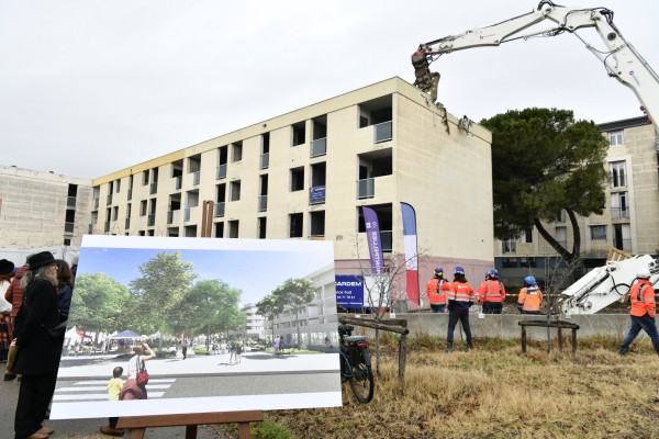 pelleuteuse démolition du bâtiment 3 de Saturne 