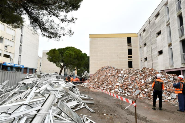 débris PVC, gravats, cour arrière de l'immeuble