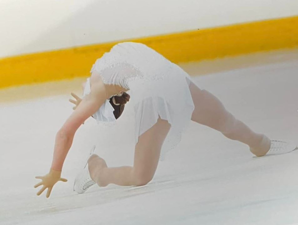 Pose artistique d'une patineuse