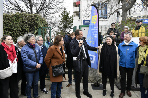 Devant la Maison pour tous Albert Dubout