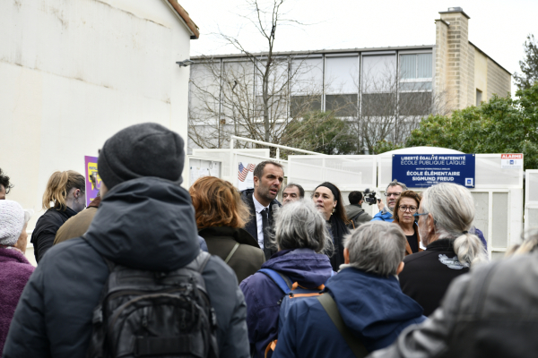 Devant l'école Sigmund Freud