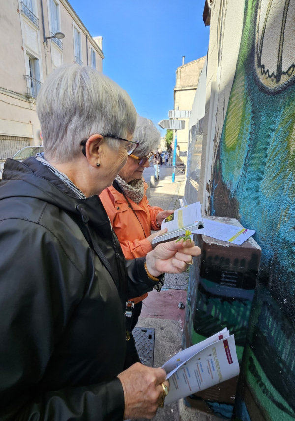 bénévoles plante street art rue de la Méditeranée