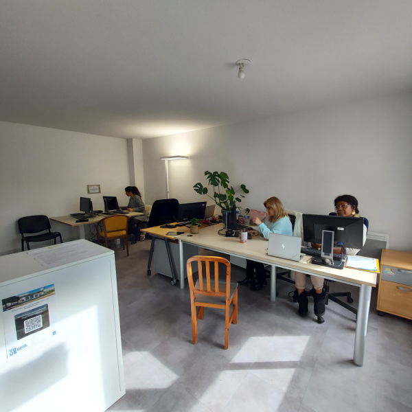locaux ordinateur personnel plantes mobilier