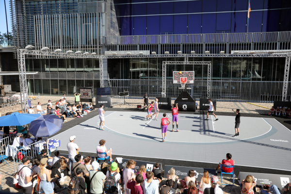 playground basket-ball devant l'hôtel de ville joueurs public