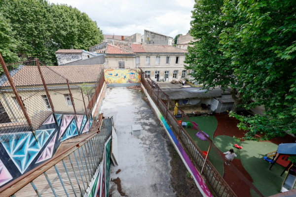 terrasse interieure au premier étage côté cour arbres