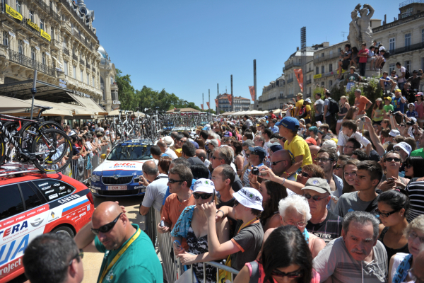 place de la comédie trois graces grande foule voiture vélos Tour de France 2013