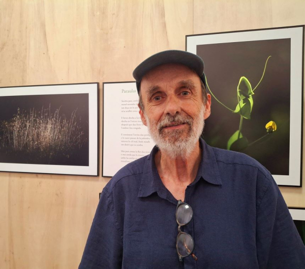 Georges Souche devant ses photos d'exposition