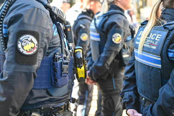 policiers municipaux avec gilets menottes et armement