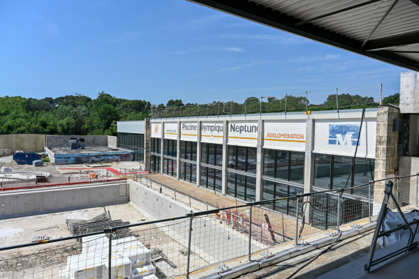 chantier en cours une partie du bassin extérieur les deux batiments abritant les bassins intérieurs, dont le nouveau de 15m, une partie des aménagements extérieurs