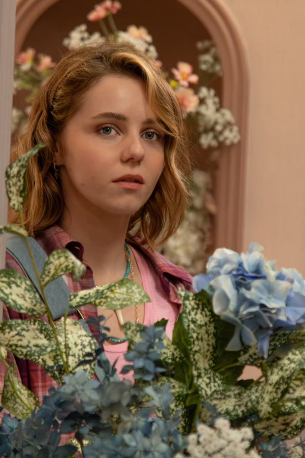 image extraite de Nouveau Jour avec fleurs et comédienne Marion Aymé