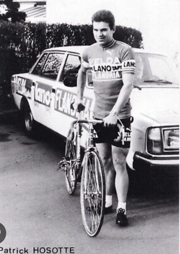 photo noir et blanc Patrick Hosotte avec son vélo devant la voiture de son équipe Flandria en 1978