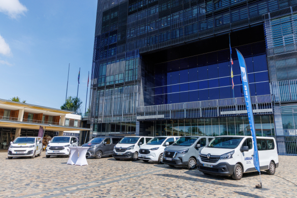 minibus parvis hôtel de ville